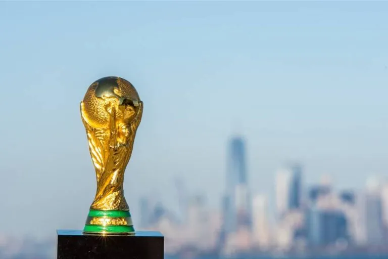 Aficionado viendo partidos de la Copa Mundial 2026 rodeado de pantallas y ambiente deportivo en Estados Unidos