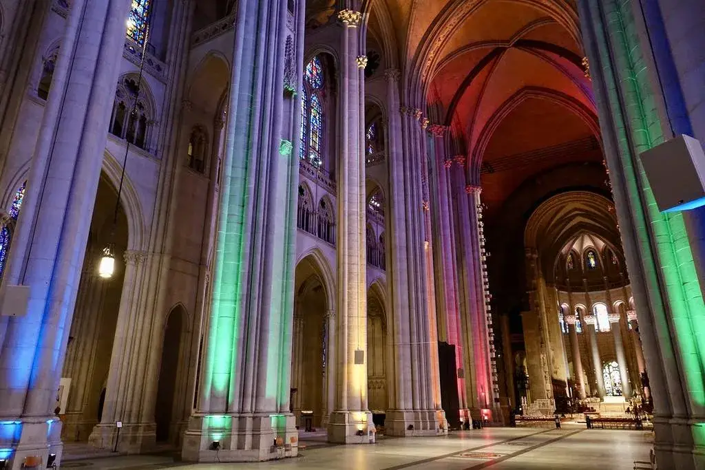 Pride en Nueva York dentro de la Catedral de St. John the Divine durante las celebraciones del Mes del Orgullo