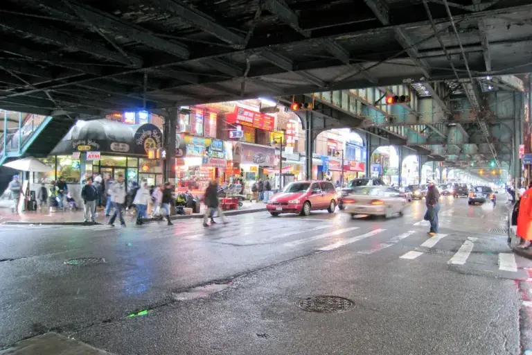Productos mexicanos en Nueva York exhibidos en una tienda latina tradicional de Queens