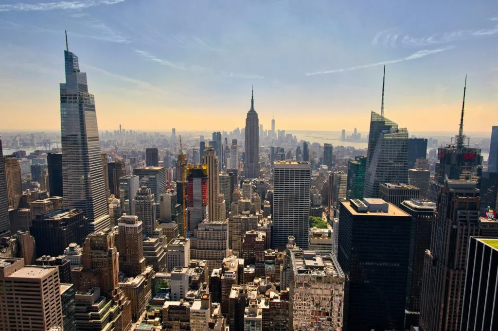 Clima en Nueva York con temperaturas cálidas y cielo parcialmente nublado en mayo