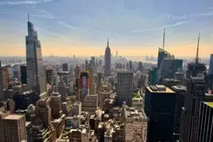 Clima en Nueva York con temperaturas cálidas y cielo parcialmente nublado en mayo