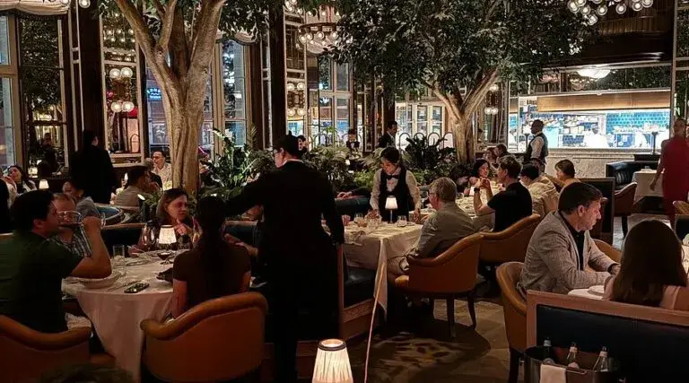 Drinks en Nueva York dentro de elegante cocktail bar estilo old money en Manhattan