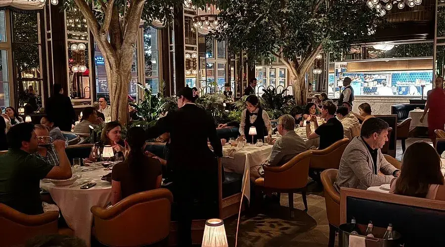 Drinks en Nueva York dentro de elegante cocktail bar estilo old money en Manhattan