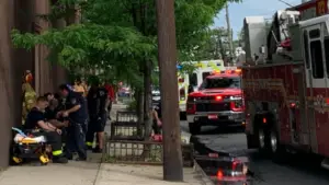 Explosión en Nueva York dentro de astillero industrial con presencia de bomberos y equipos de emergencia
