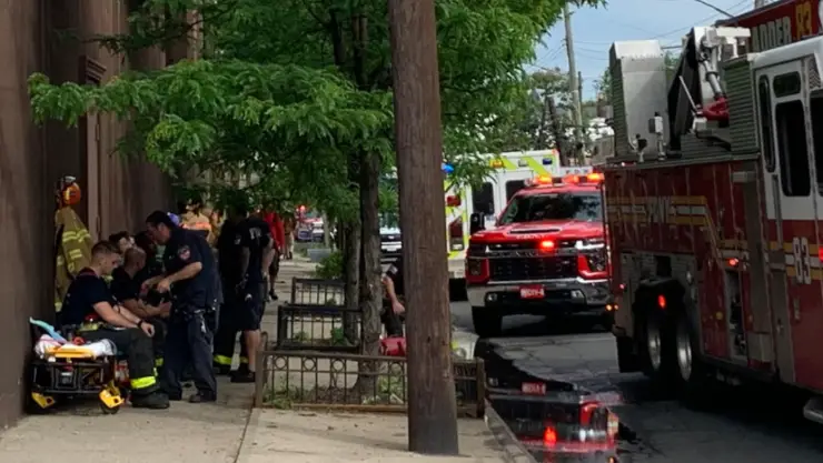 Explosión en Nueva York dentro de astillero industrial con presencia de bomberos y equipos de emergencia