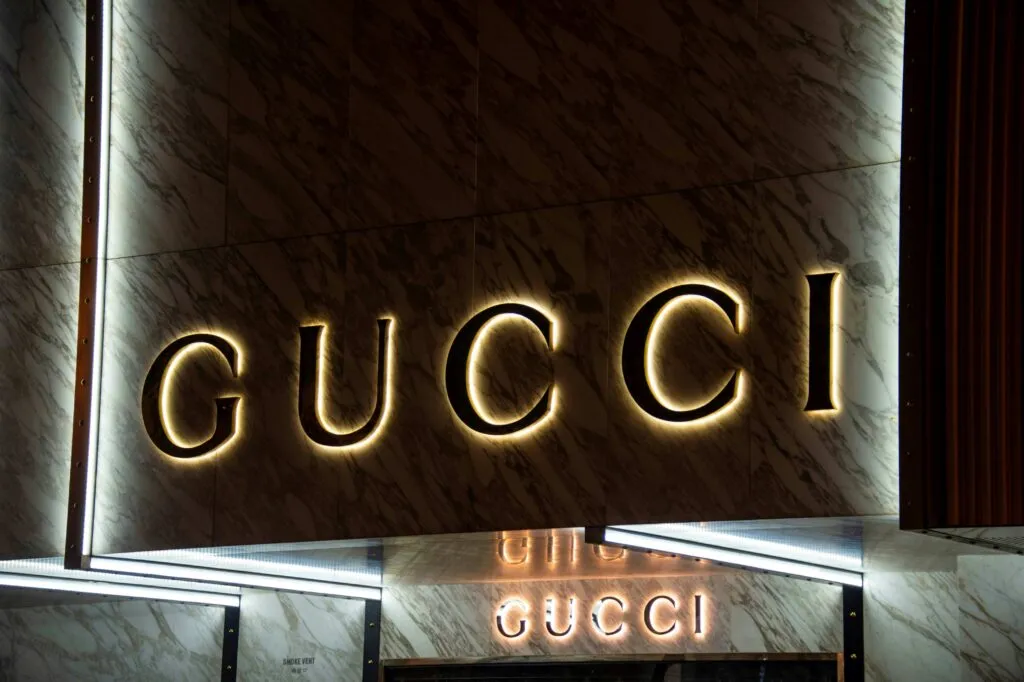 Gucci en Times Square durante desfile de lujo con celebridades en Nueva York