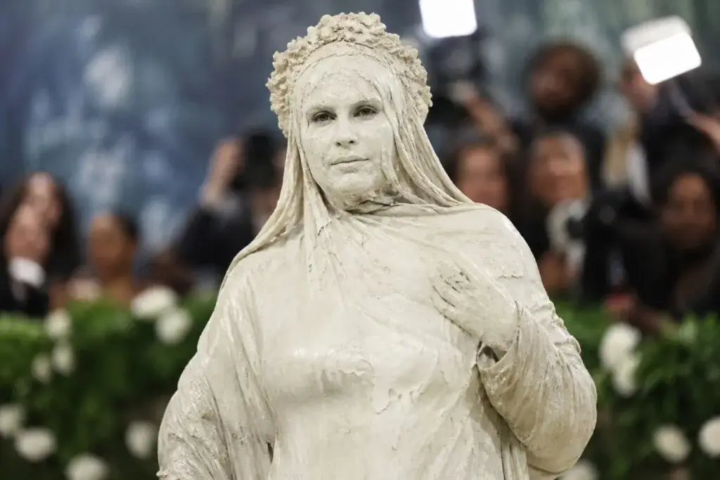 Heidi Klum impacta en la Met Gala en Nueva York con un look escultórico que refuerza el valor cultural y económico del evento