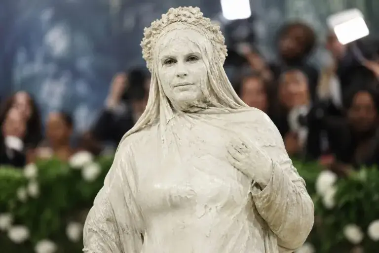 Heidi Klum impacta en la Met Gala en Nueva York con un look escultórico que refuerza el valor cultural y económico del evento