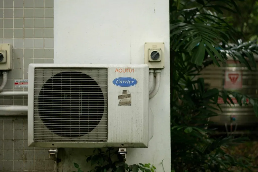 Familias reciben aires acondicionados gratis en Nueva York ante temperaturas extremas y apoyo energético estatal
