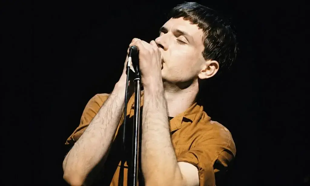 Exposición de Ian Curtis en Nueva York con experiencias inmersivas y arte musical contemporáneo