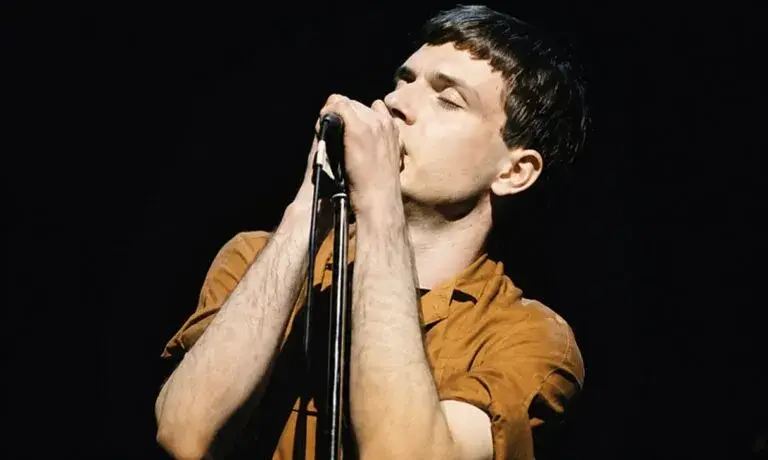 Exposición de Ian Curtis en Nueva York con experiencias inmersivas y arte musical contemporáneo