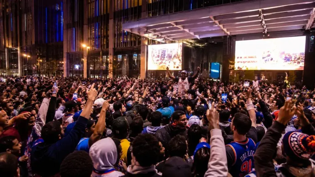 Aficionados celebran el regreso de los Knicks a las Finales NBA en Nueva York