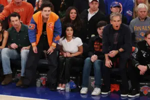 Boletos Knicks Final NBA con fanáticos afuera del Madison Square Garden en Nueva York