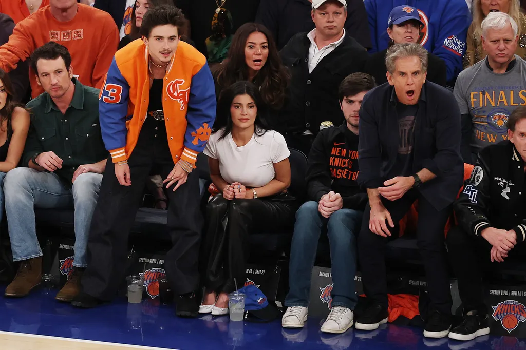 Boletos Knicks Final NBA con fanáticos afuera del Madison Square Garden en Nueva York