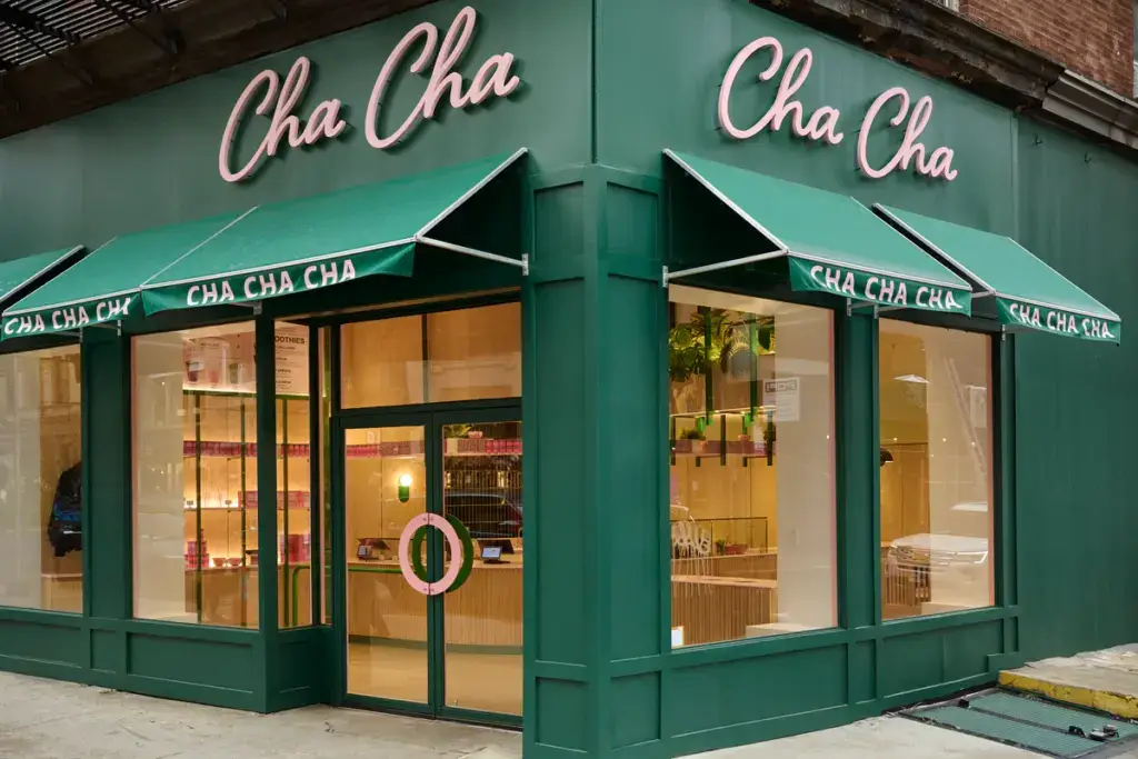 Matcha en Nueva York servido en una cafetería moderna de Manhattan