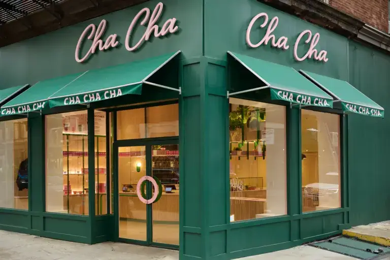 Matcha en Nueva York servido en una cafetería moderna de Manhattan