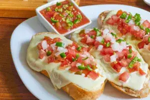 Molletes en Nueva York servidos en una cafetería moderna con estilo brunch