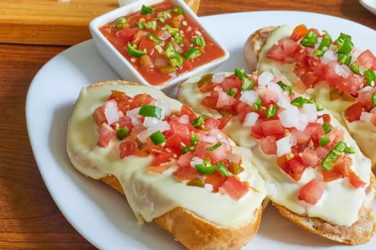 Molletes en Nueva York servidos en una cafetería moderna con estilo brunch