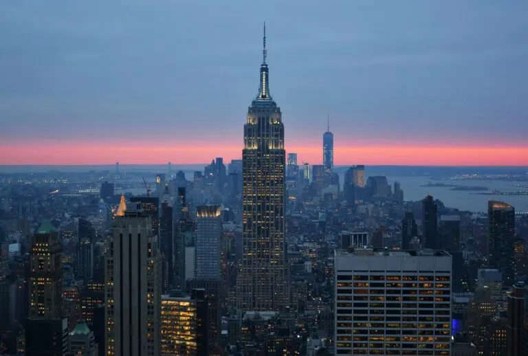 Empire State Building celebra 95 años como símbolo cultural, turístico y económico de Nueva York