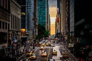 Manhattanhenge en Nueva York con el sol alineado entre edificios y avenidas icónicas