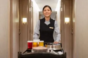 Trabajadores hoteleros de Nueva York celebran aumento salarial histórico tras acuerdo sindical en hoteles de Manhattan
