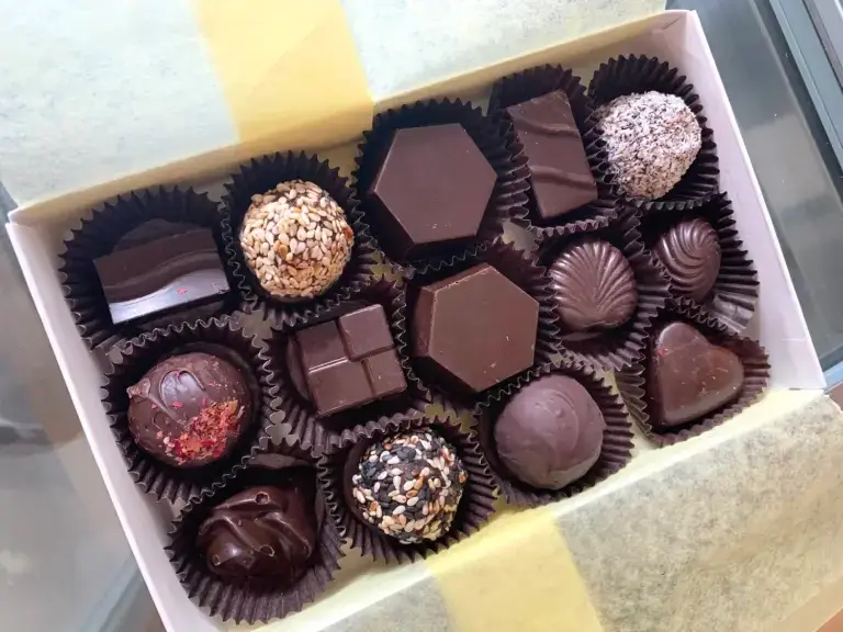 Chocolate en NYC servido en chocolatería premium con estética foodie y ambiente moderno neoyorquino