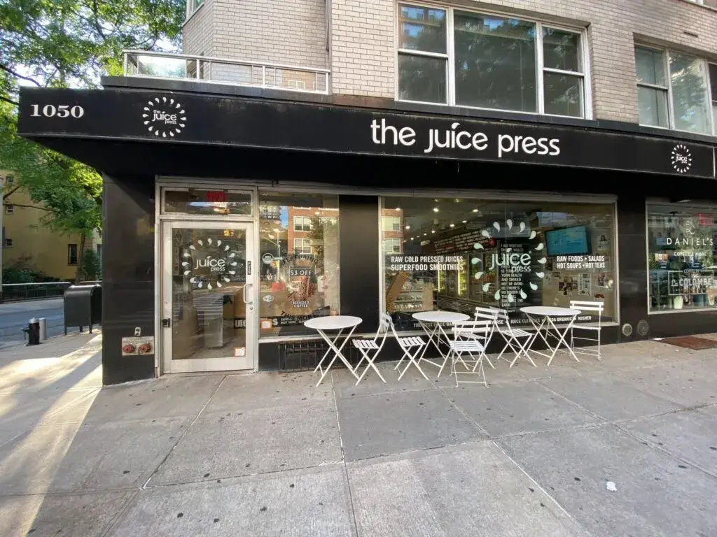 NYC juice bars con smoothies y cold pressed juices en espacios wellness modernos de Manhattan
