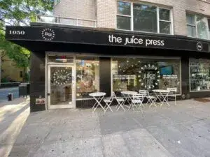 NYC juice bars con smoothies y cold pressed juices en espacios wellness modernos de Manhattan