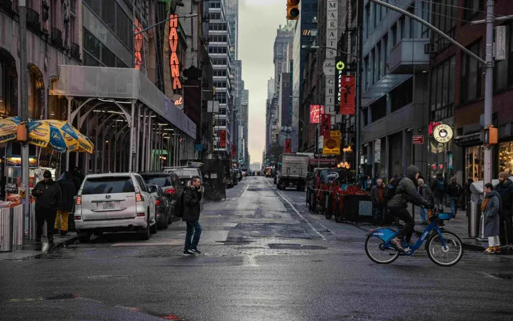 Clima en Nueva York con lluvias y temperaturas frescas que influyen en la actividad urbana y movilidad en la ciudad