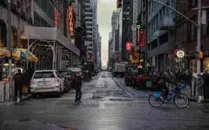 Clima en Nueva York con lluvias y temperaturas frescas que influyen en la actividad urbana y movilidad en la ciudad