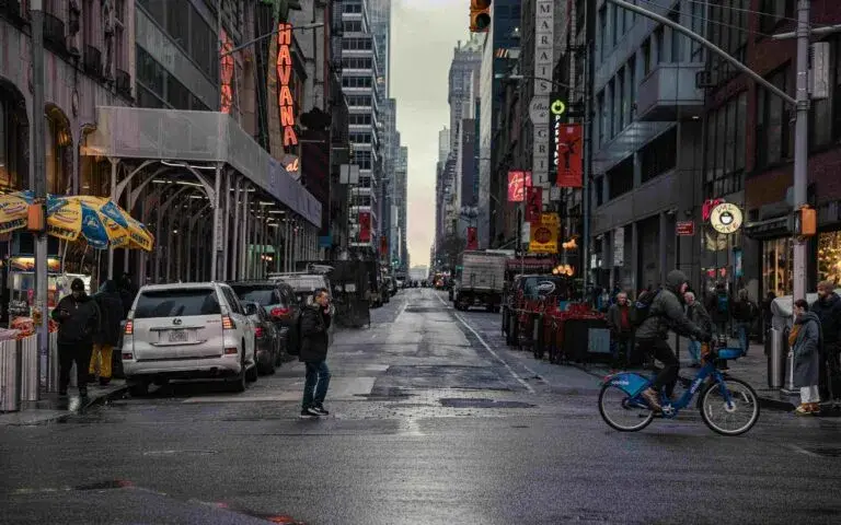 Clima en Nueva York con lluvias y temperaturas frescas que influyen en la actividad urbana y movilidad en la ciudad