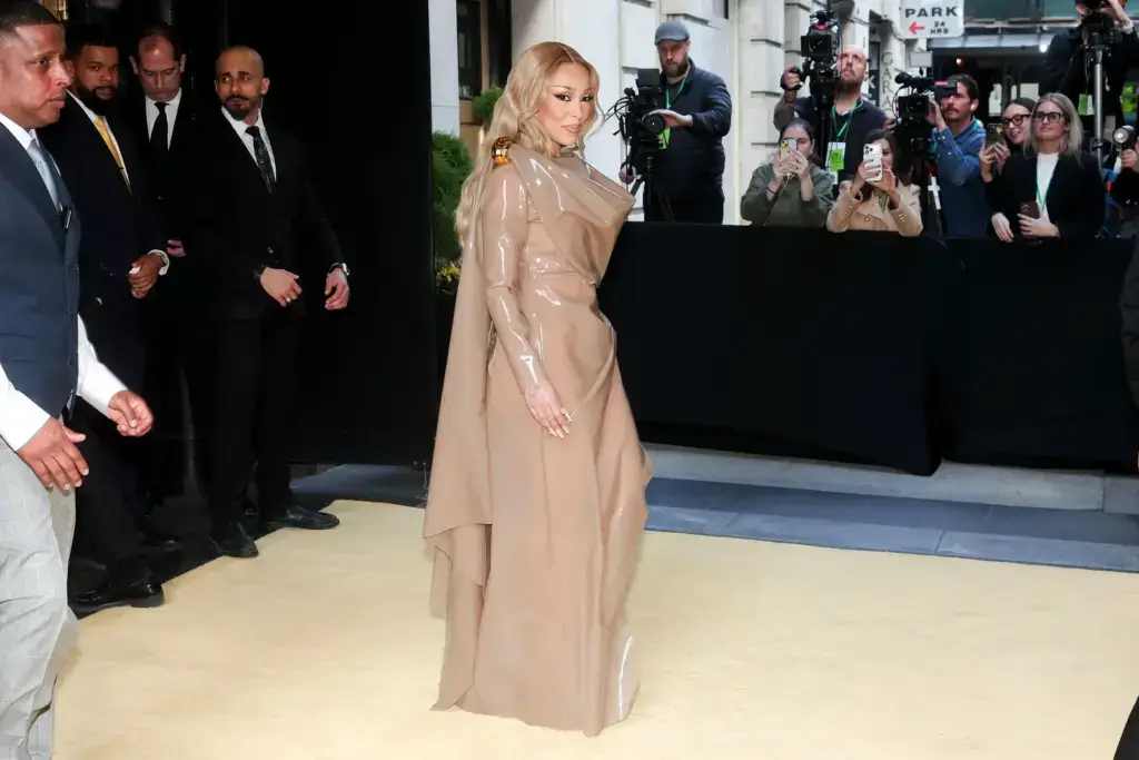 Peores vestidos Met Gala 2026 en alfombra roja con looks polémicos y sin narrativa visual en Nueva York