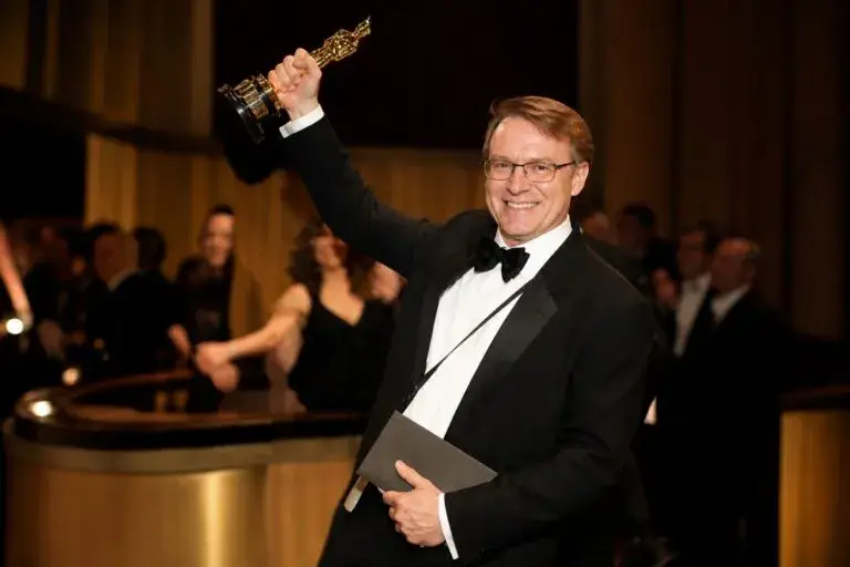 Pavel Talankin recupera Oscar extraviado tras vuelo desde Nueva York en entorno aeroportuario moderno