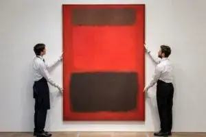 Coleccionistas observan obras de Rothko durante una subasta que fortaleció el mercado del arte en Nueva York.