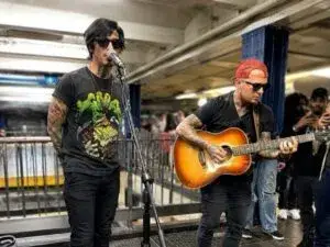 Sleeping With Sirens ofrece concierto sorpresa en el metro de Nueva York durante presentación viral