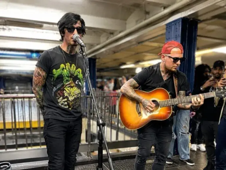 Sleeping With Sirens ofrece concierto sorpresa en el metro de Nueva York durante presentación viral