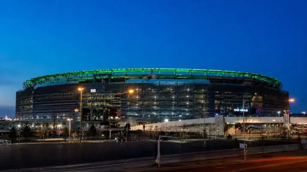 Aficionados utilizan transporte rumbo al MetLife Stadium durante el Mundial 2026 en Nueva York.