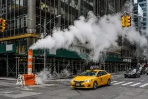Alcantarillas de Nueva York con infraestructura subterránea húmeda y túneles esenciales para millones de habitantes