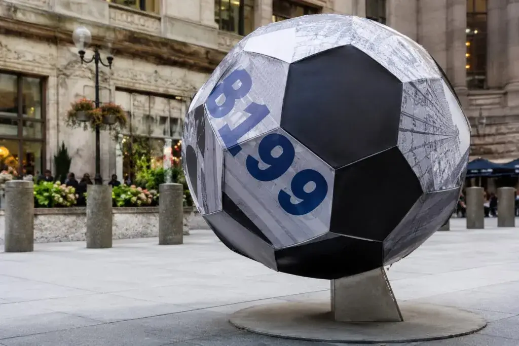 Balones gigantes de arte público en Nueva York y Nueva Jersey inspirados en el fútbol y el Mundial 2026