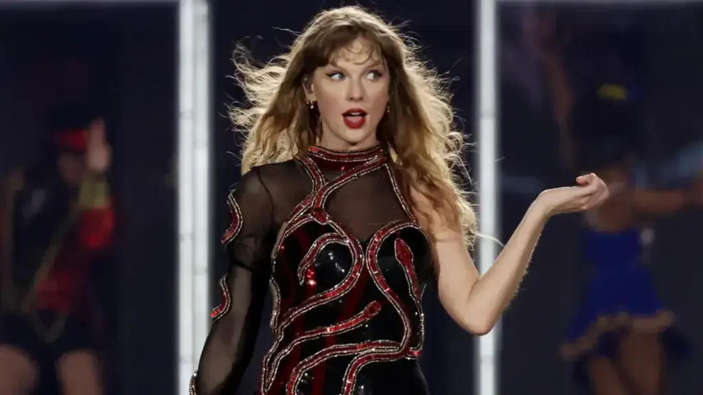 Taylor Swift y Travis Kelce en un evento público mientras crecen los rumores sobre una boda en Nueva York