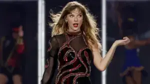 Taylor Swift y Travis Kelce en un evento público mientras crecen los rumores sobre una boda en Nueva York