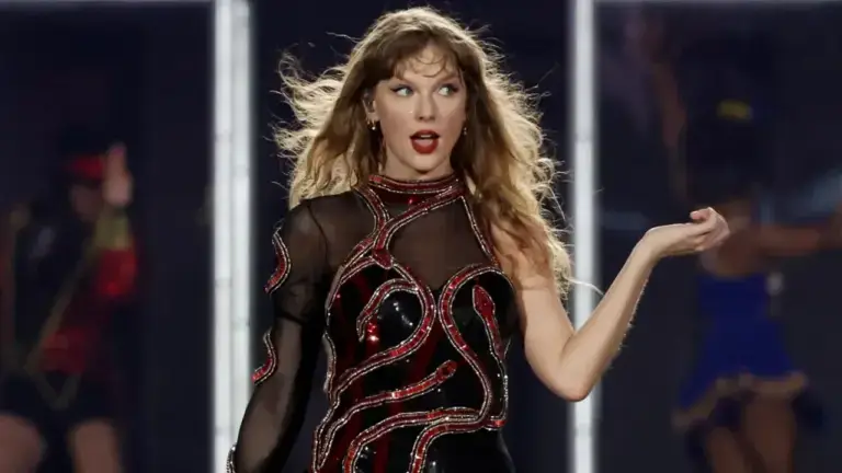Taylor Swift y Travis Kelce en un evento público mientras crecen los rumores sobre una boda en Nueva York