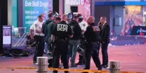 Aficionados de los Knicks celebran en las calles de Nueva York mientras la policía controla disturbios cerca de Times Square