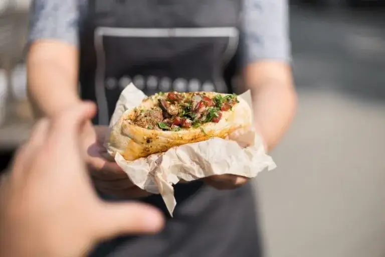 Falafel servido en pan pita con vegetales frescos en un restaurante de Nueva York