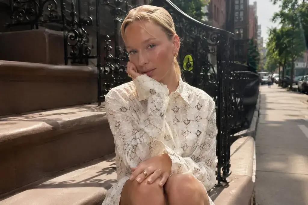 Ester Expósito luce un look cottagecore en Nueva York durante el Festival de Tribeca con prendas de lino y detalles florales