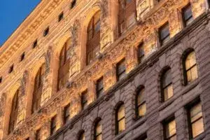 Flatiron Building con iluminación arquitectónica en Nueva York tras su restauración histórica