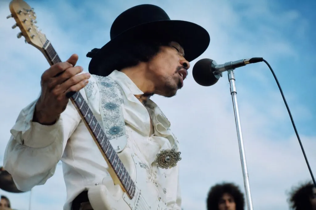 Jimi Hendrix Way en Nueva York junto a Electric Lady Studios y su legado cultural Instrucciones para generar la imagen de portada: Fotografía editorial moderna y profesional de la es
