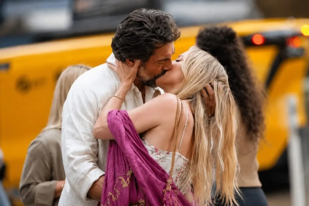 Beso de Javier Bardem y Kate Hudson durante el rodaje de Hello & Paris en Nueva York