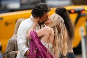 Beso de Javier Bardem y Kate Hudson durante el rodaje de Hello & Paris en Nueva York
