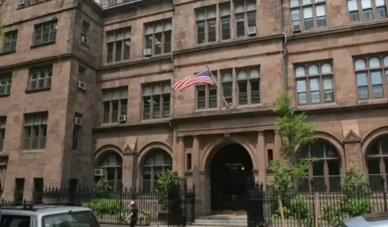 Niños participando en actividades educativas dentro de un prestigioso kindergarten de Nueva York